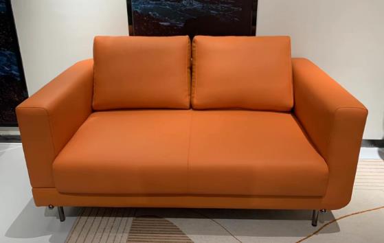 Modern orange 2-seater sofa with scratch-resistant tech leather and metal legs, suitable for contemporary home or office spaces 現代橙色雙人沙發，耐刮科技皮，金屬腳座，適合現代家居或辦公空間